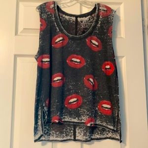 Cha Sor red lips grey shirt